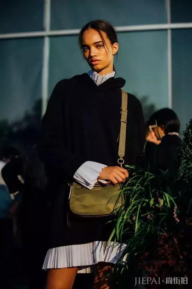 还在发愁今年冬天穿什么？卫衣这个单品简直太时髦