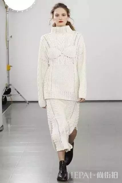 毛衣搭配长裙,打造秋冬优雅时尚!