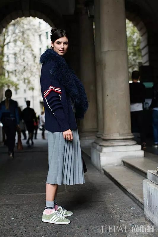 毛衣搭配长裙,打造秋冬优雅时尚!