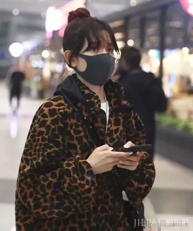 宋祖儿这豹纹上衣显老,网友:年龄不够,穿不出味道!