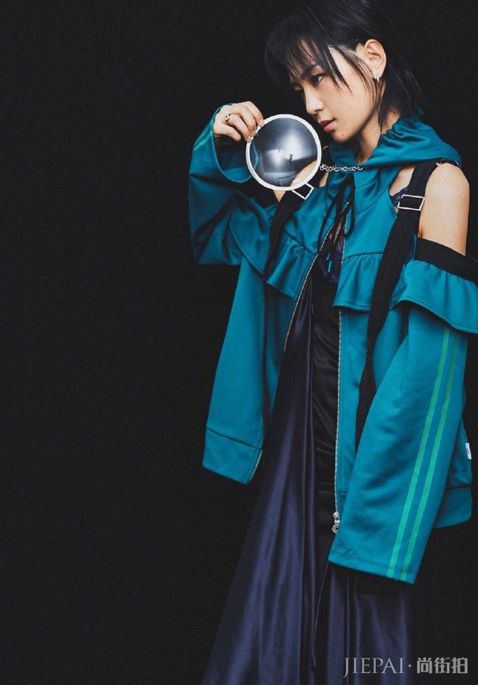 周笔畅化身二次元少女，“撞衫”初音未来