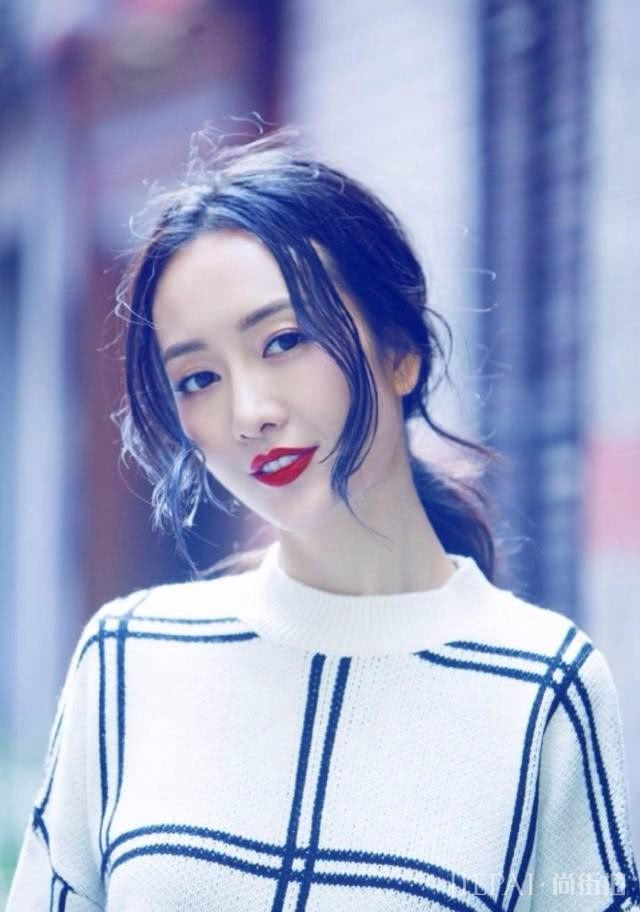 王鸥现身机场，涂红唇穿潮装，身上的“起球”针织裙又要火？