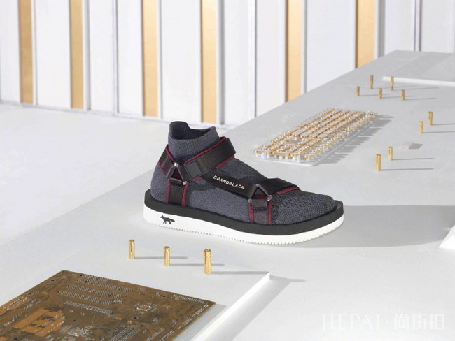MAISON KITSUNÉ小狐狸品牌×Brandblack合作运动鞋