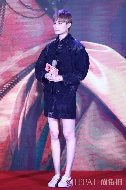 李宇春把裤子穿脚上了,松松垮垮很油腻!