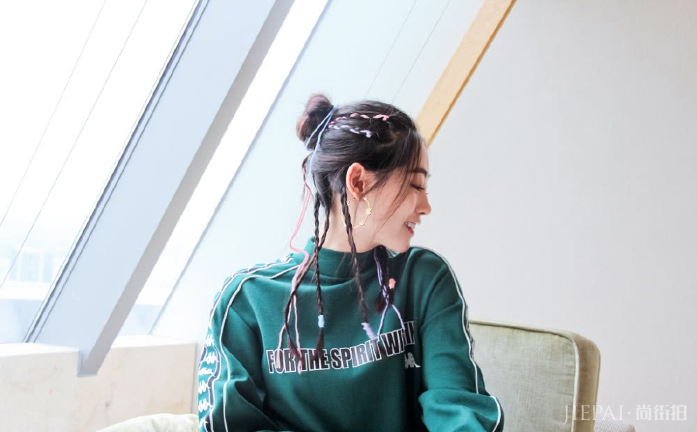 26岁祝绪丹半丸子辫发造型调皮可爱,尽显俏皮女人味