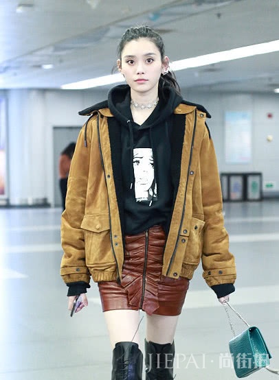 漆皮裙赶走冬日沉闷!周冬雨俏皮可爱,唐嫣的漆皮裙最具设计感