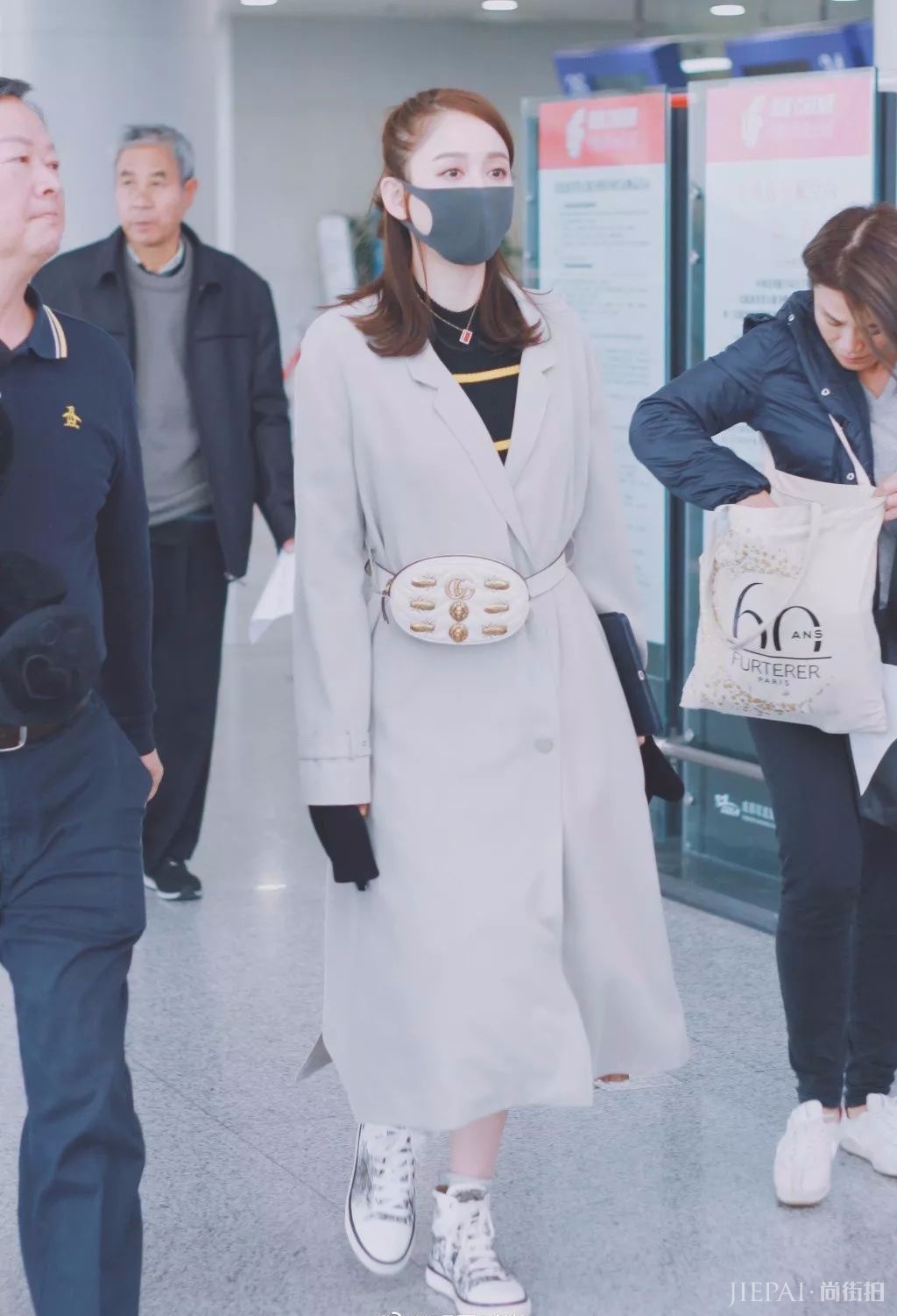 大衣配运动鞋时髦不止一点点!