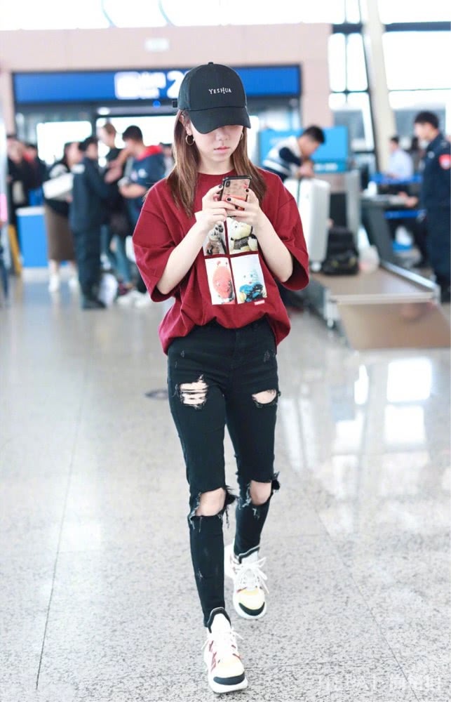 邓紫棋和男友机场街拍,同戴情侣帽酷范十足