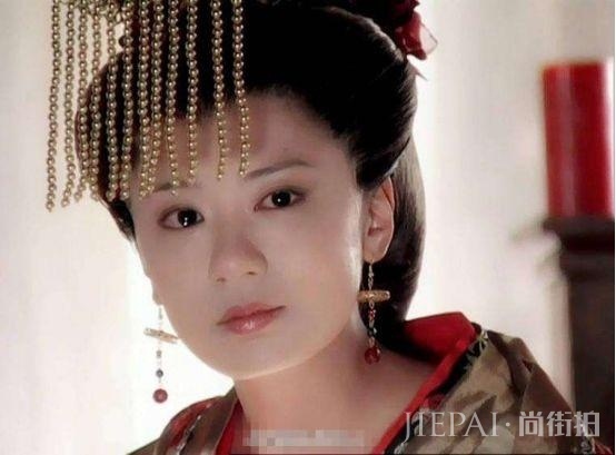 女明星帝王装,赵丽颖典雅,范冰冰霸气,最具女王气质的却是她!