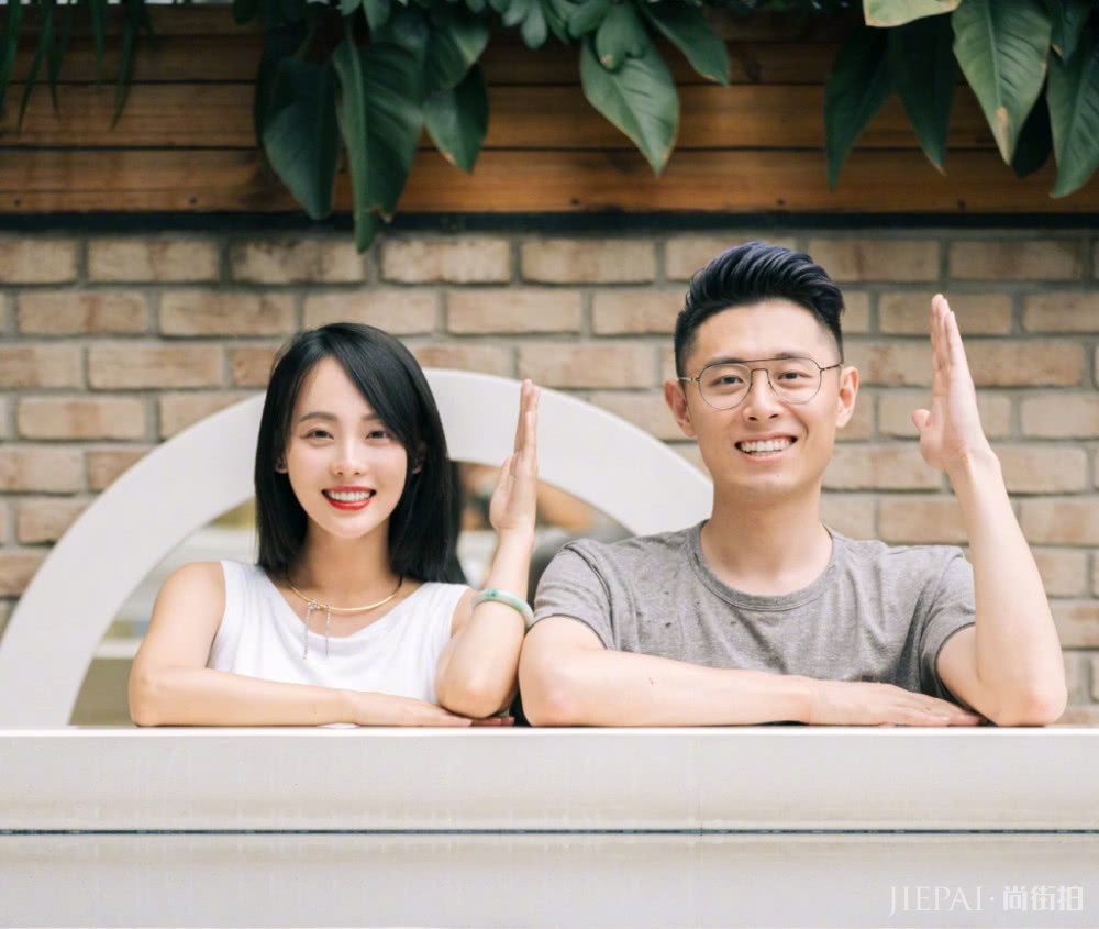 张嘉倪穿T恤卖萌,却被高颜值老公意外抢镜,被惊艳了