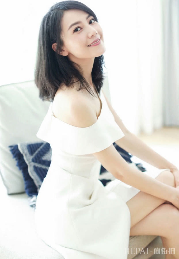 高圆圆一袭露肩裙清纯又性感，抬头一笑更撩人！