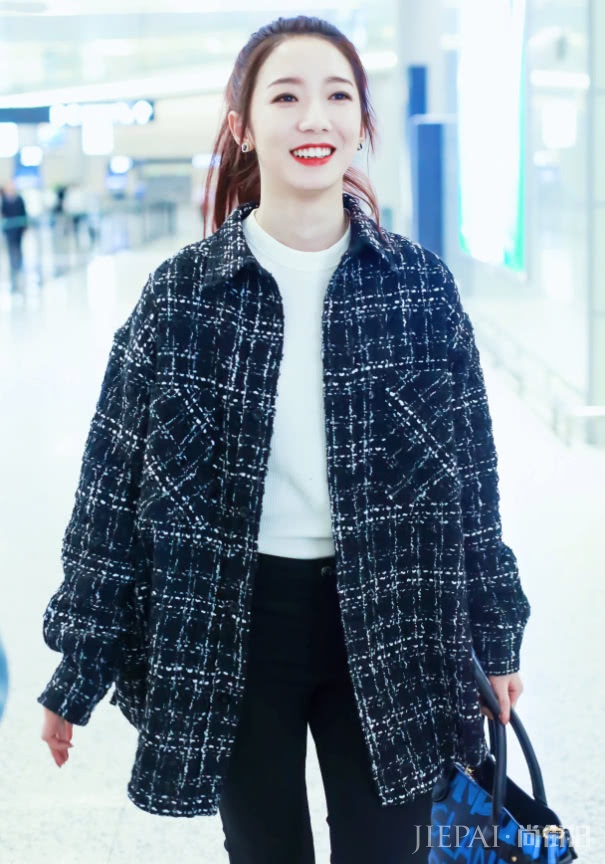 “山支大哥”孟美岐穿大衣现身!