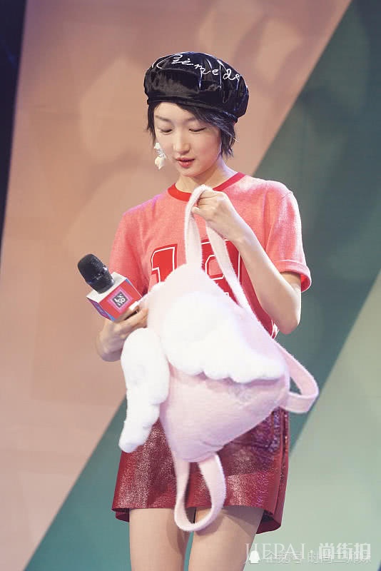 周冬雨的少女感全靠一顶帽子撑,清新气质惹人爱