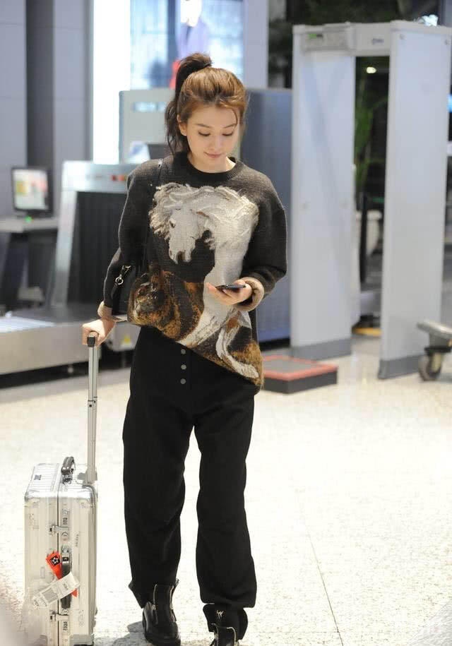 乔欣机场穿宽松毛衣+直筒裤，可爱又美美的