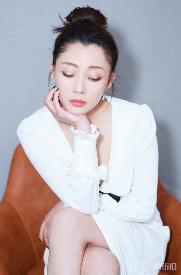 殷桃穿白裙,38岁仍美成初恋,难怪在剧中黄晓明对她一见钟情!