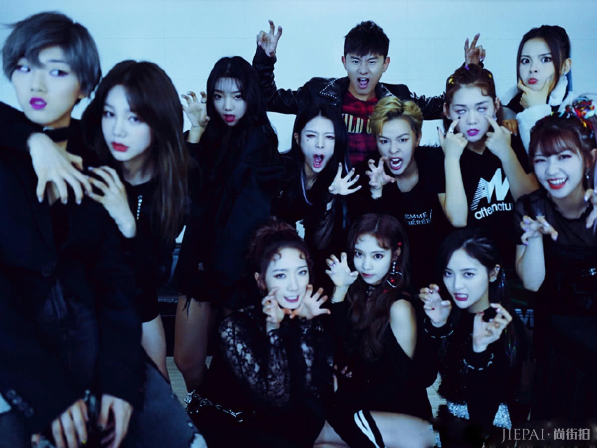 火箭少女终于合体，穿暗黑系造型，居然美出了高级感！