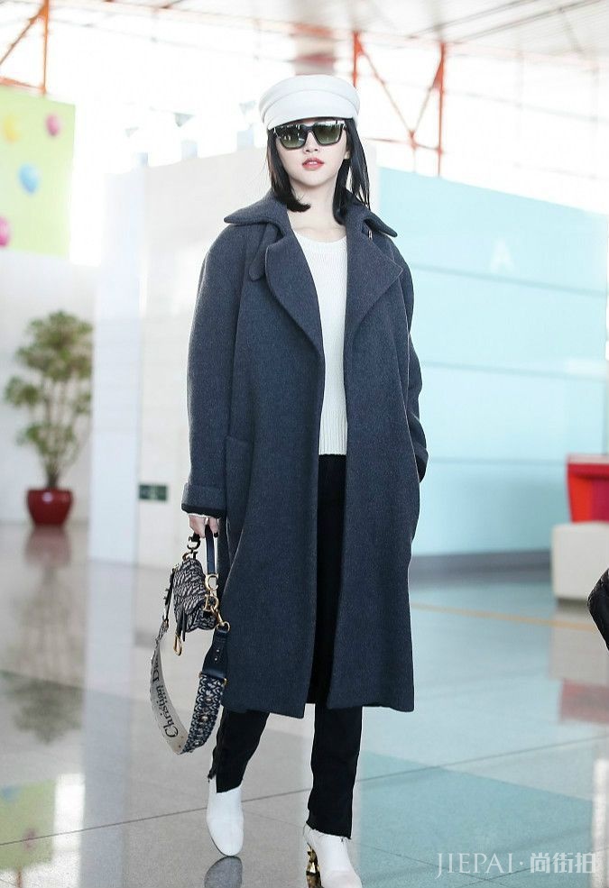景甜机场又创新造型,灰色大衣尽显女王范儿!