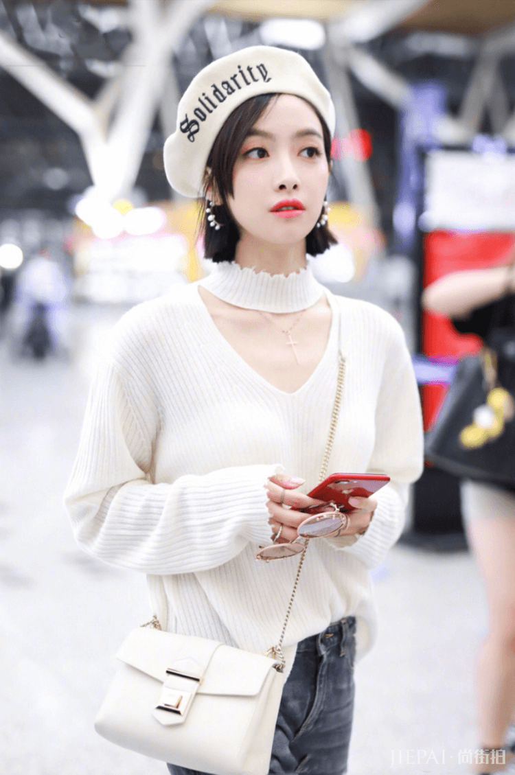 宋茜白色毛衣搭配贝雷帽现身上海机场，俏皮可爱