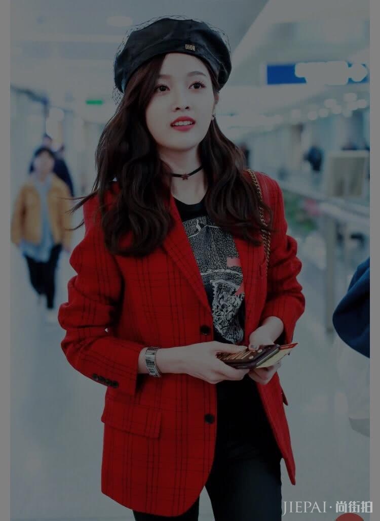 吴宣仪太美了，穿格纹外套现身很抢眼，气质没得说！