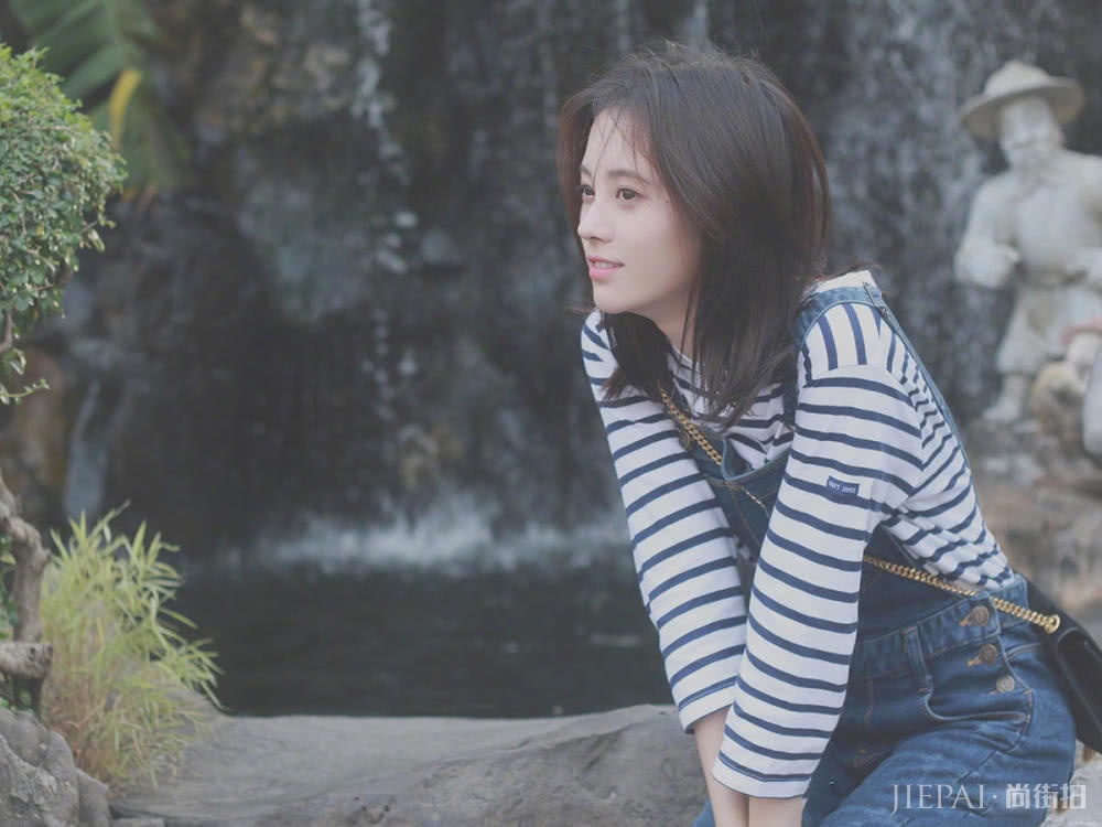 鞠婧祎机场街拍,穿一身简单造型却难掩时尚感