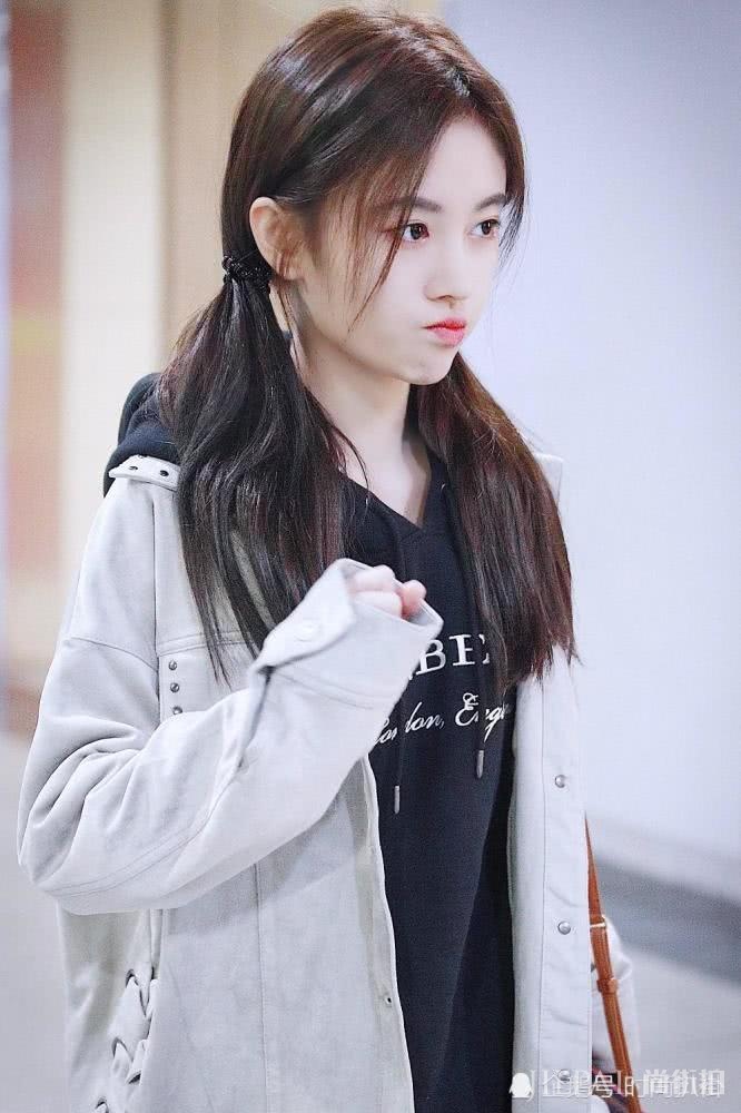 鞠婧祎卫衣这样搭又惊艳了,扎双马尾街头照少女感十足