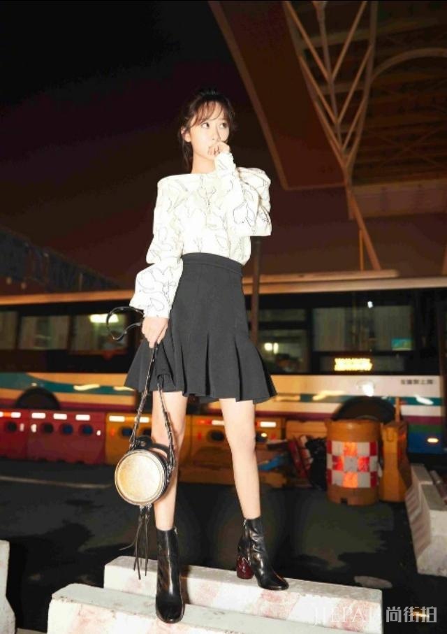 杨紫小短裙秀竹竿腿更惊艳,复古造型真美!