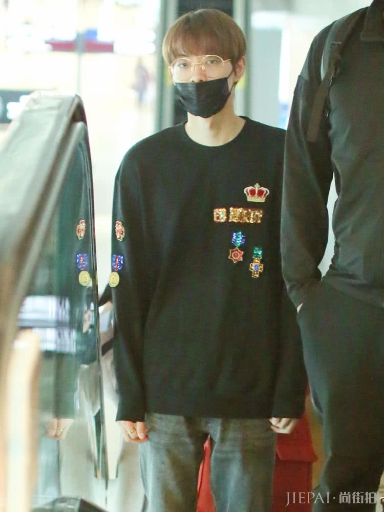 ONER坤音四子走机场,卜凡岳岳穿破洞裤,个个时髦似男模!