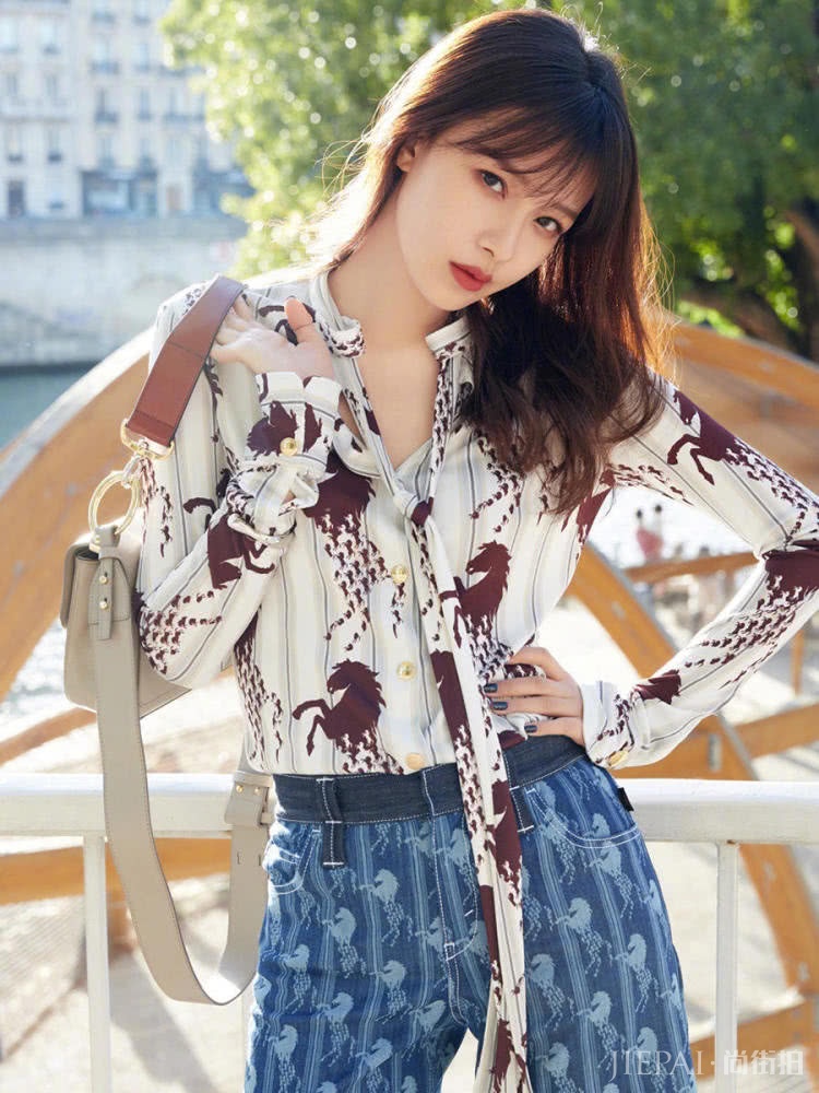 孙怡高跟鞋搭棉袜，李宇春凉鞋配棉袜，反季时尚看不懂