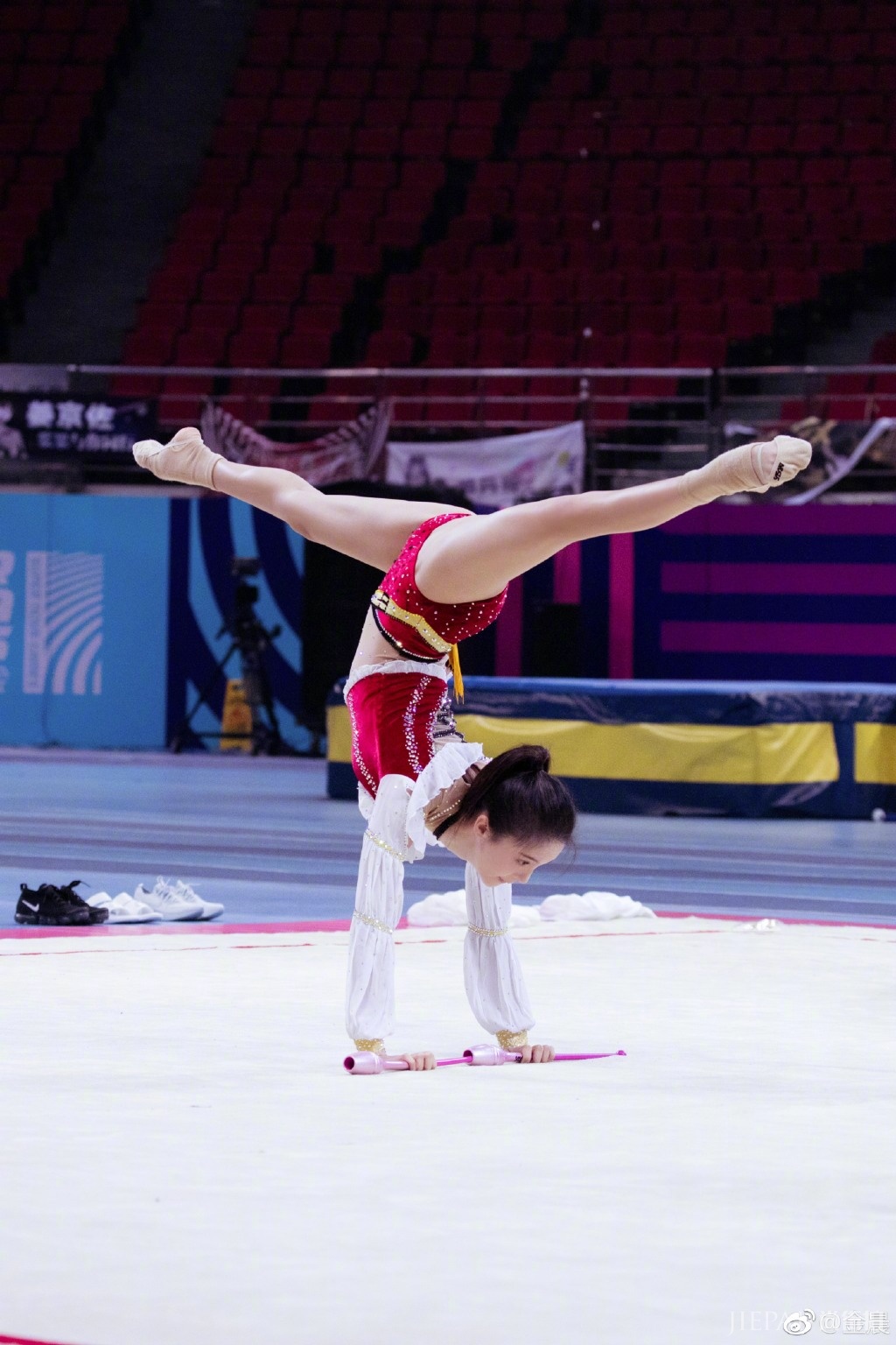 金晨重操旧业晒体操美照 挑战高难度动作