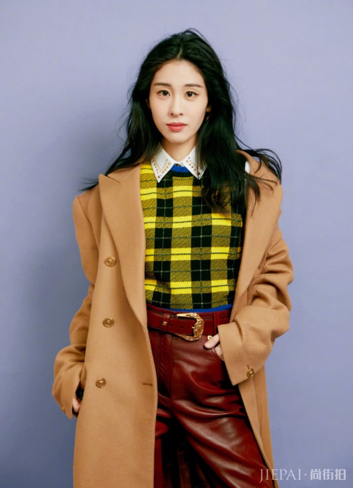 29岁张碧晨亮相盛典，造型极具质感，却被红色皮裤抢镜了