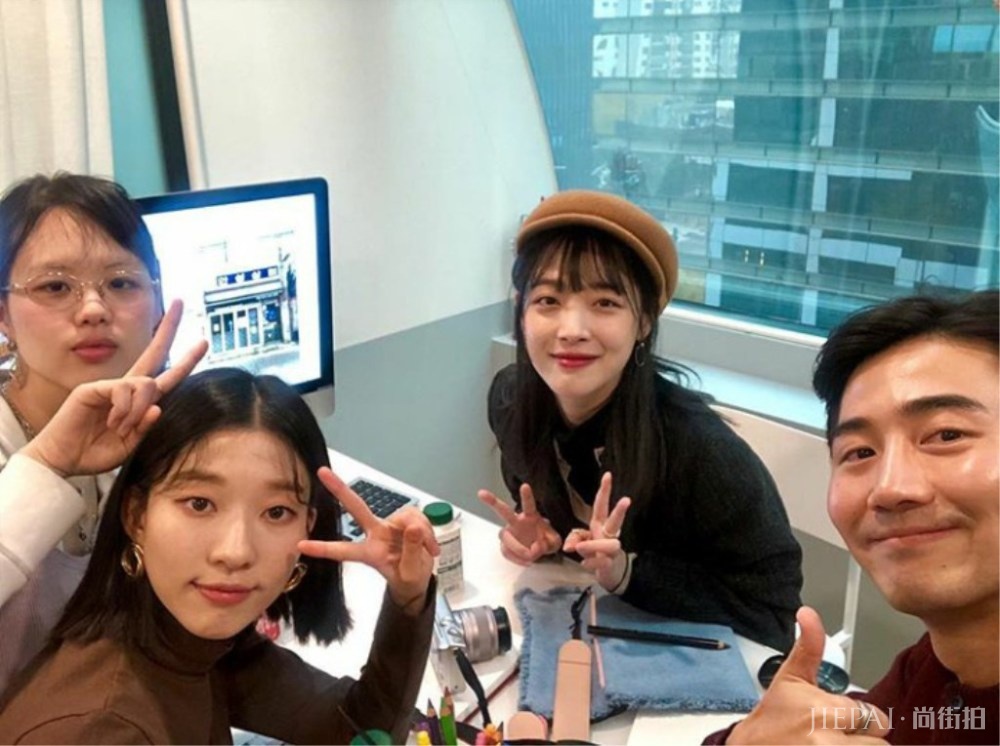 24岁崔雪莉晒美照，两套私服甜美又帅气，秒变“蜜桃女孩”