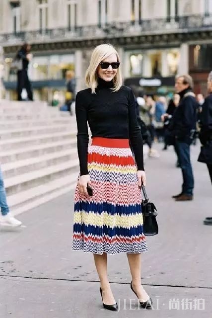 针织衫+半裙，才是秋天最显气质的搭配！