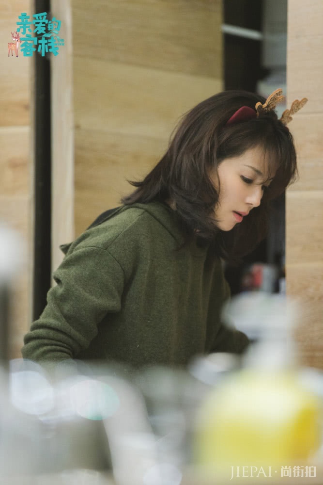 《亲爱的客栈》最近晒出刘涛戴鹿角萌照 涛姐罕见展示萌妹属性