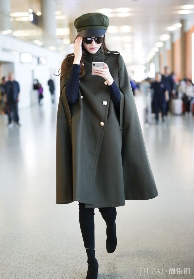 别再穿爆款了,林志玲一件斗篷两次穿,气质女神学她这样穿不会错