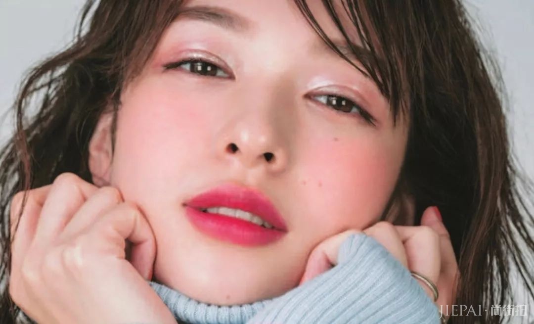 谭松韵口红上热搜?可爱指数爆表实力圈粉,秋冬最佳色号原来是这个!