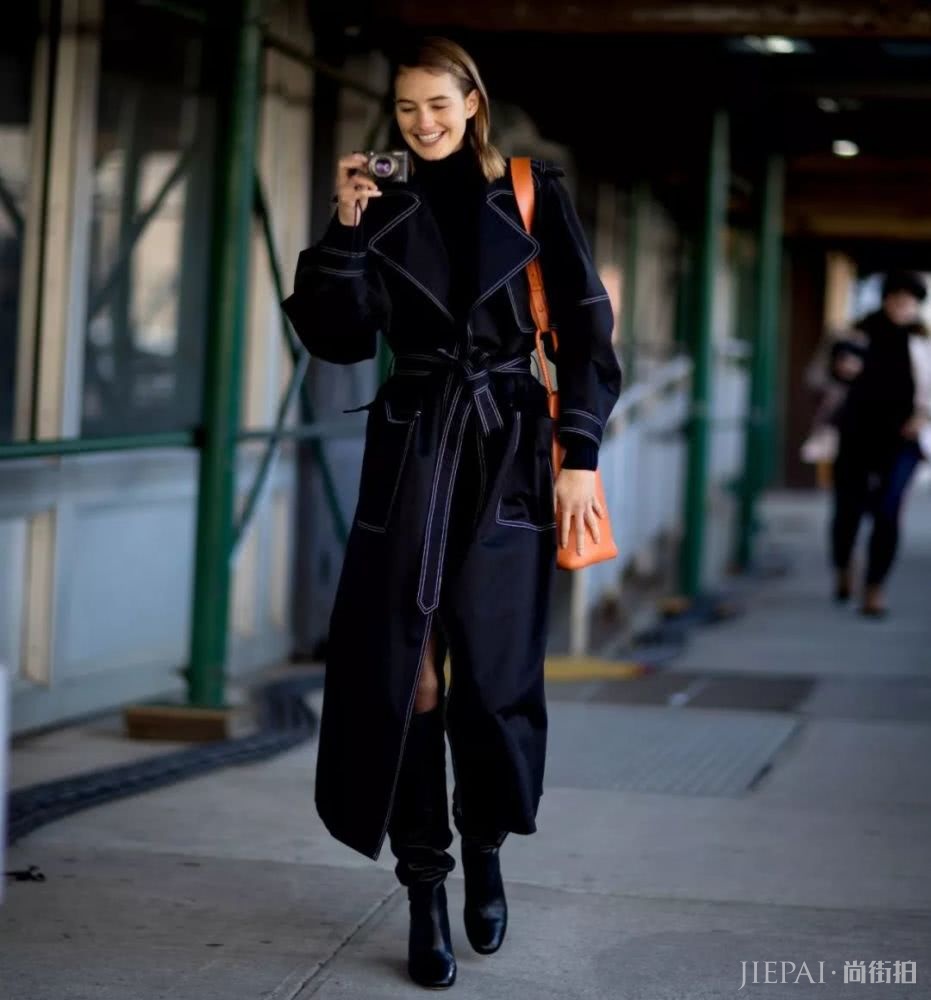 欧美街拍 风衣裙是西装裙之后又一大时髦利器