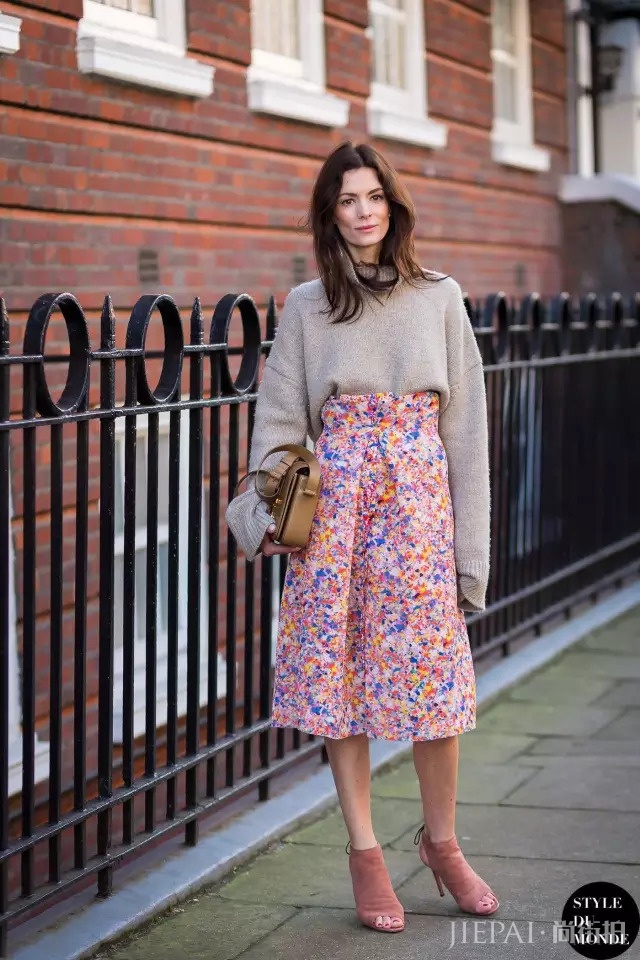 针织衫+半裙，才是秋天最显气质的搭配！