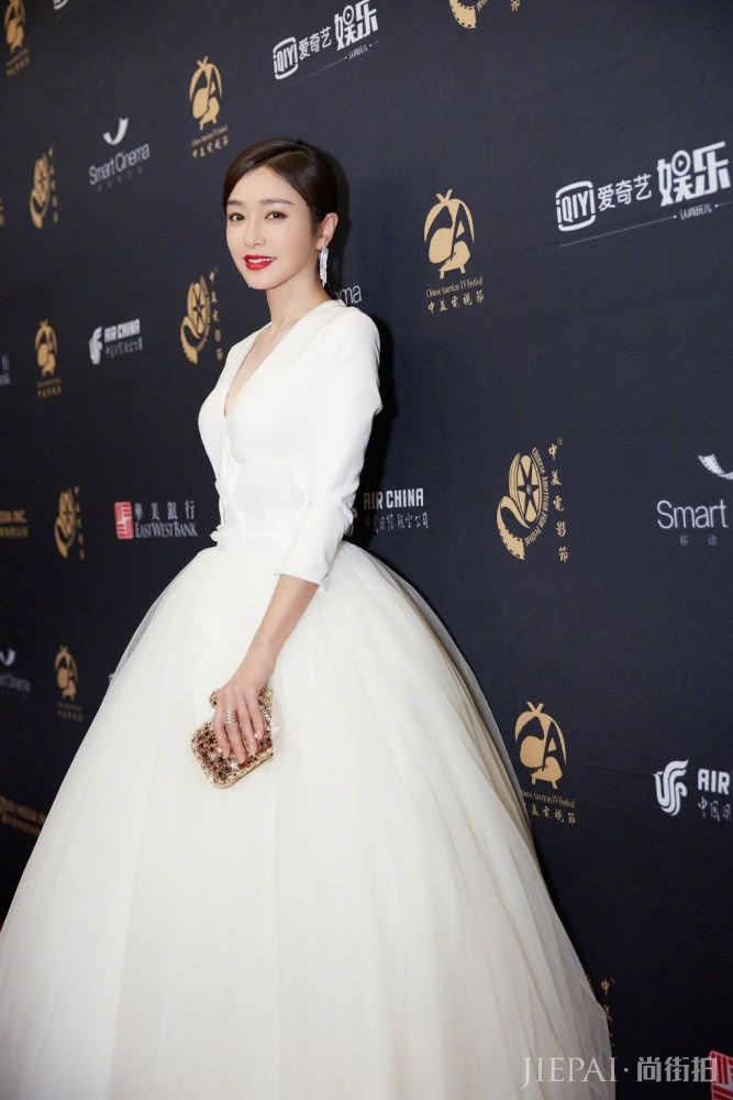 秦岚穿白色简直是绝配,红唇美到惊艳
