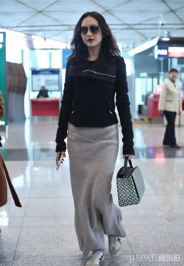 王鸥现身机场，涂红唇穿潮装，身上的“起球”针织裙又要火？