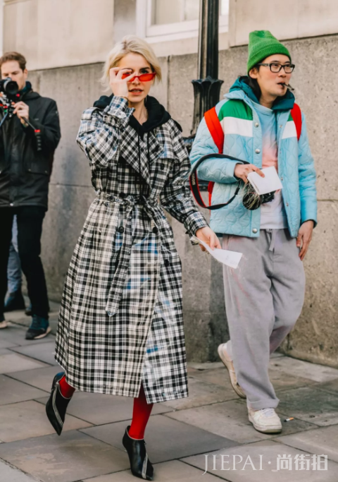 你穿卫衣+大衣的样子,时髦炸了!!