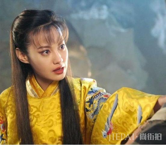 女明星帝王装,赵丽颖典雅,范冰冰霸气,最具女王气质的却是她!