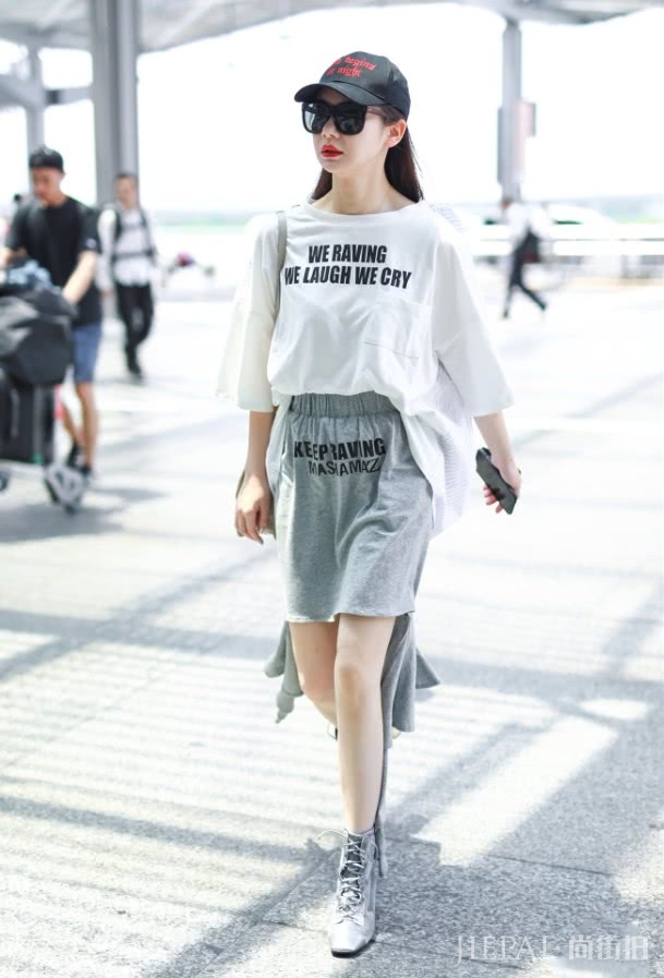 戚薇为秀腿竟把裙子撕掉一半？