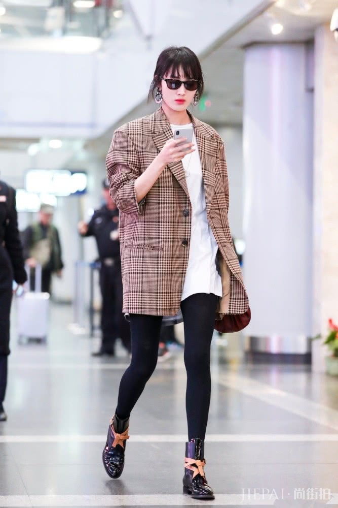 王紫璇手拿“栗子包”鞋口空荡荡，瘦到要用四根丝带绑