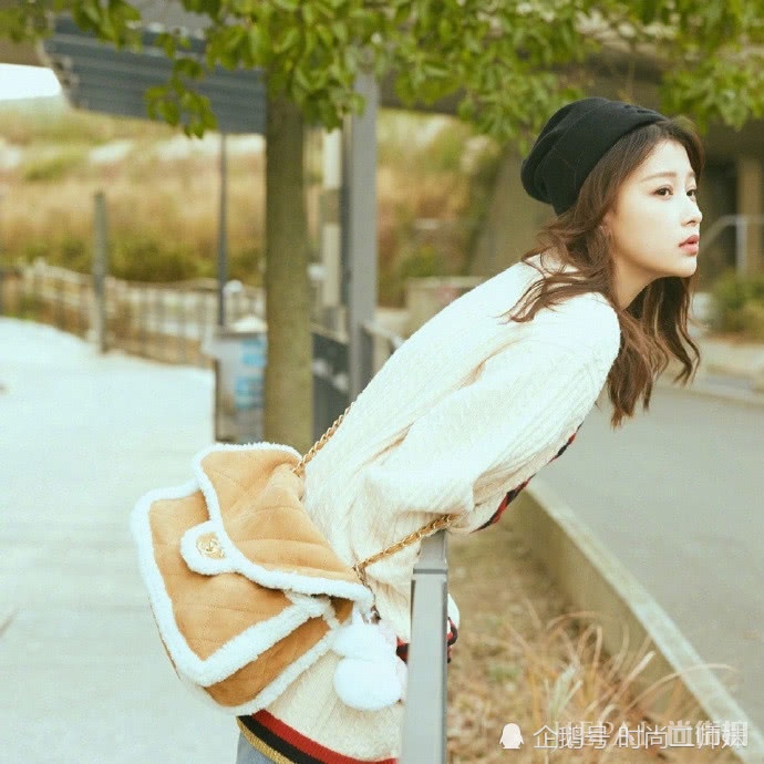 被孙怡的新写真美到了！背着毛绒包少女感爆棚