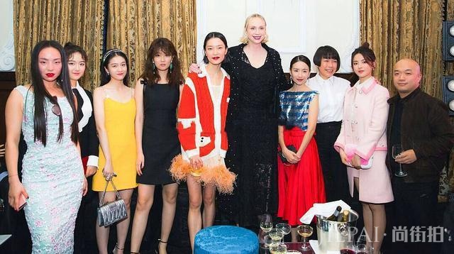 董洁一袭红裙配亮片装气质惊艳，扎个马尾辫更减龄了