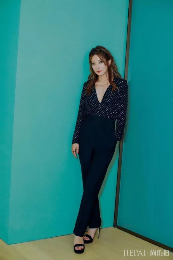 都说黑色显瘦,但赵薇瘦下来穿黑色却是另一种时尚!