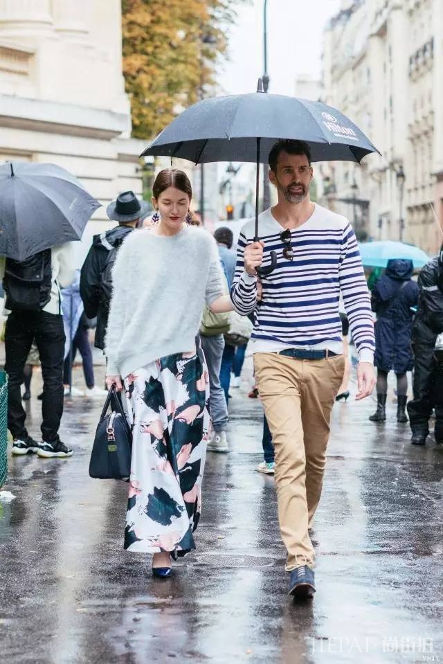 针织衫+半裙，才是秋天最显气质的搭配！