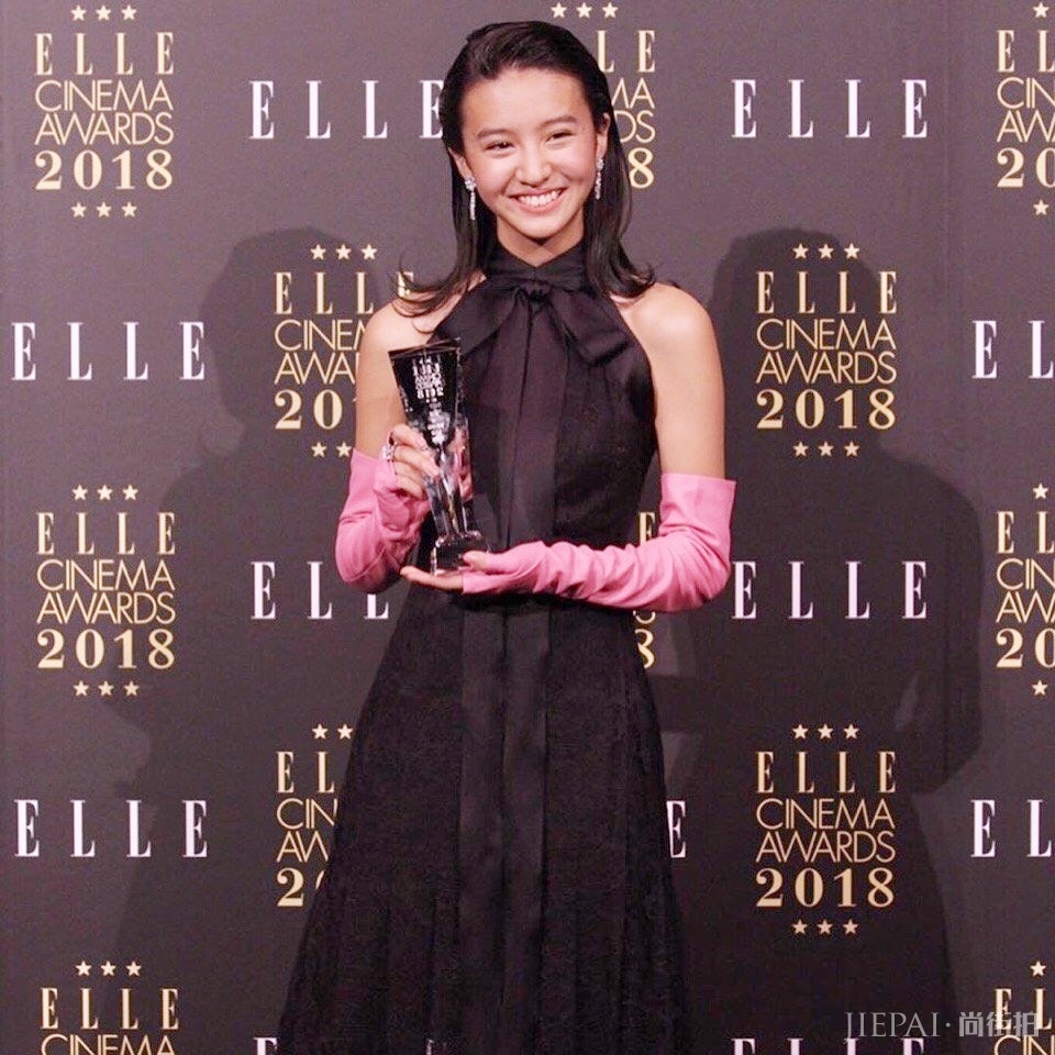 木村光希长裙配洗碗手套领奖,不料拿新人奖惹争议