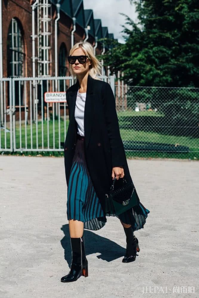 大衣+短靴=入冬最时髦方式！一起来看看本期欧美潮人街拍吧