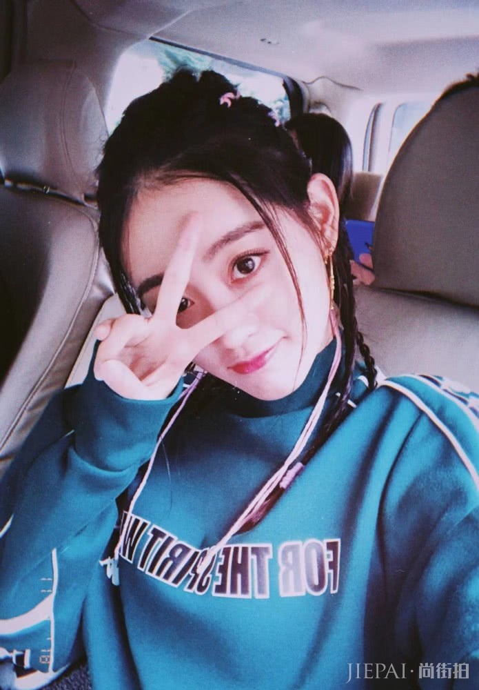 祝绪丹新发型真美,扎半丸子头绑小辫儿,尽显娇俏少女味